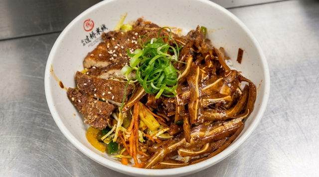 豬排豬耳米線乾拌粉 Mixed Pork Cutlet and Pig Ear Combo Rice Noodle (Spicy).