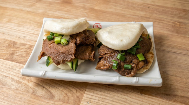 牛腱割包 Spicy Beef Shank with Mini Buns Sliders.