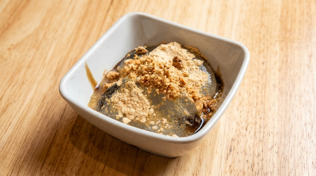黄豆冰粉 Crystal Jelly with Soy Powder.