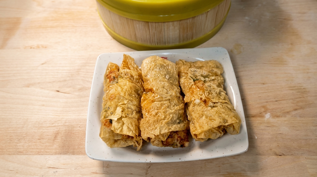 炸腐皮卷 Fried Bean Curd with Shrimp.