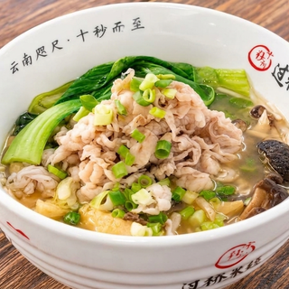 Chicken Soup with Fatty Beef Rice Noodle 雞湯肥牛米線