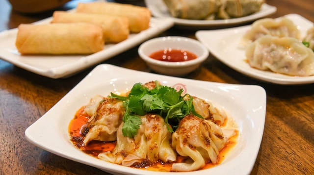 紅油鮮蝦豬肉餛吞 Shrimp Wonton with Spicy Oil.