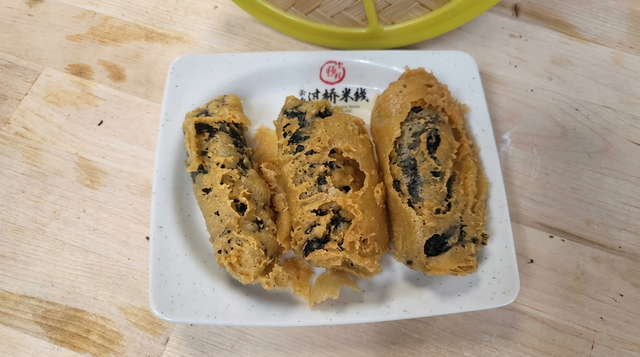 炸紫菜豆腐卷 Fried Seaweed Tofu and Shrimp Roll.