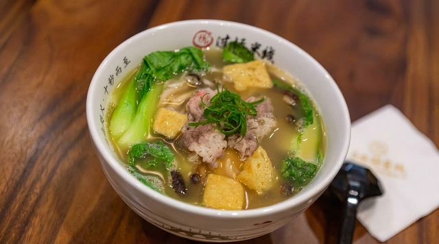 十秒到特製-雞湯肥牛米線 Chicken Soup with Fatty Beef Rice Noodle.