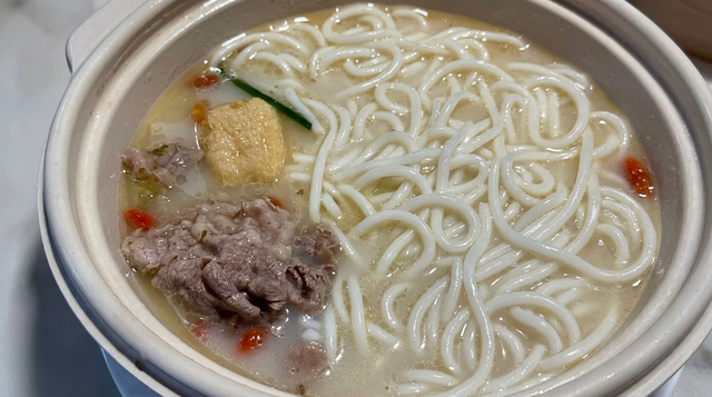 原味肥牛米線 Original Fatty Beef Rice Noodle Soup.