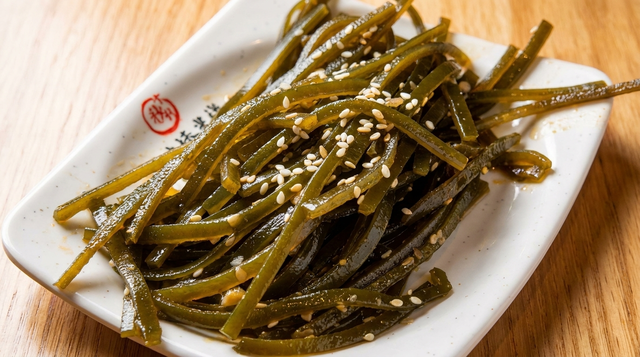 凉拌海带絲 Seaweed Salad.