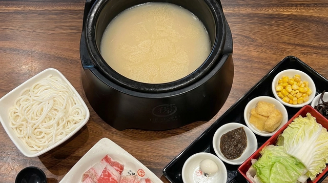 Original Pork Bone Rice Noodle Soup 原味過橋米線.
