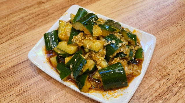 酸辣黄瓜 Hot & Sour Cucumber.
