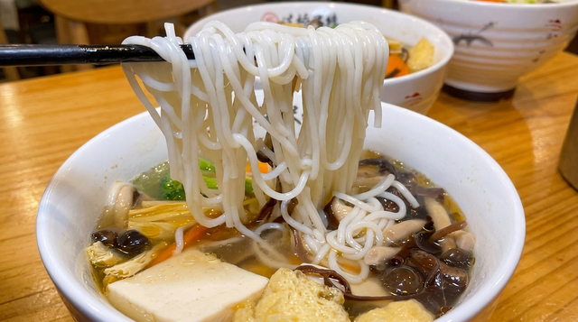 素菜豆腐菌菇米线 Vegetarian Tofu Mushroom Rice Noodle Soup.