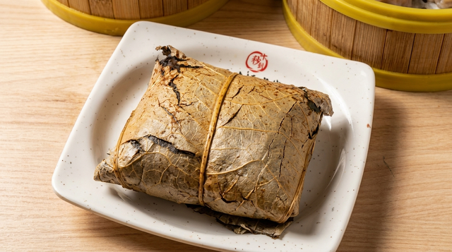 傳統糯米雞 Steamed Traditional Mochi Rice.